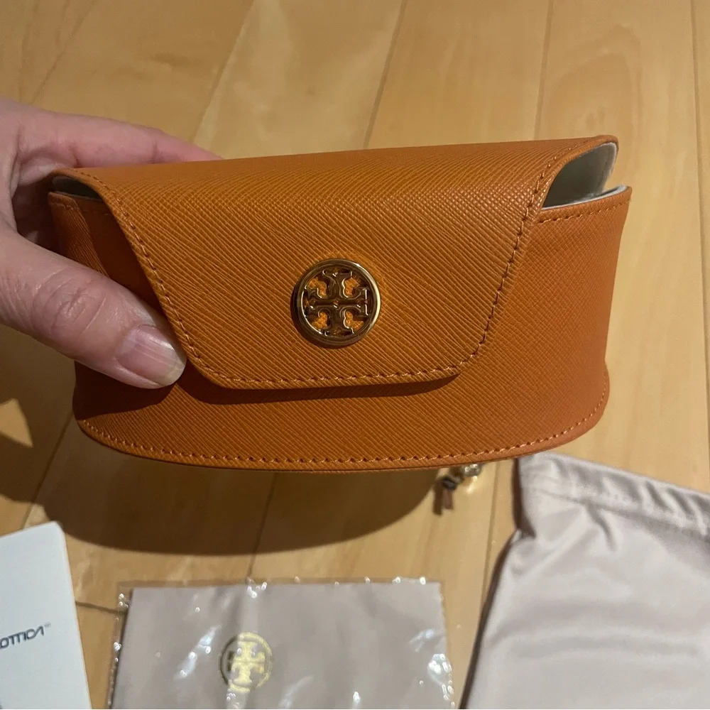 New Tory Burch sunglasses case with cloth set